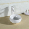 อ่างล้างหน้าเซรามิคแฮนด์เมดรูปวงรีเหนืออ่างล้างหน้าห้องน้ำ